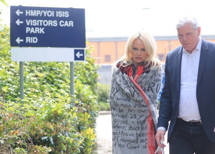 Pamela Anderson visitó a Julian Assange en prisión