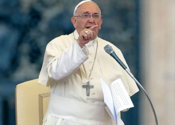 El papa ordena a todos los miembros de la iglesia denunciar de inmediato abusos sexuales