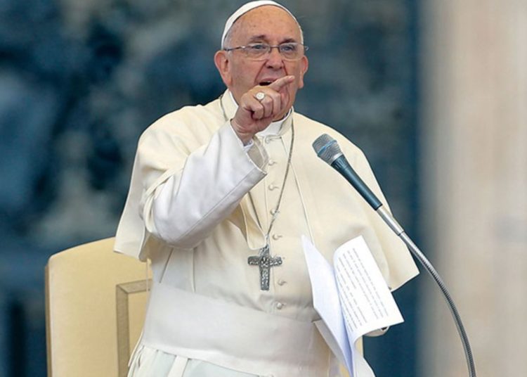 El papa ordena a todos los miembros de la iglesia denunciar de inmediato abusos sexuales