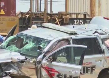 Policía sobrevive a choque con tren en Texas
