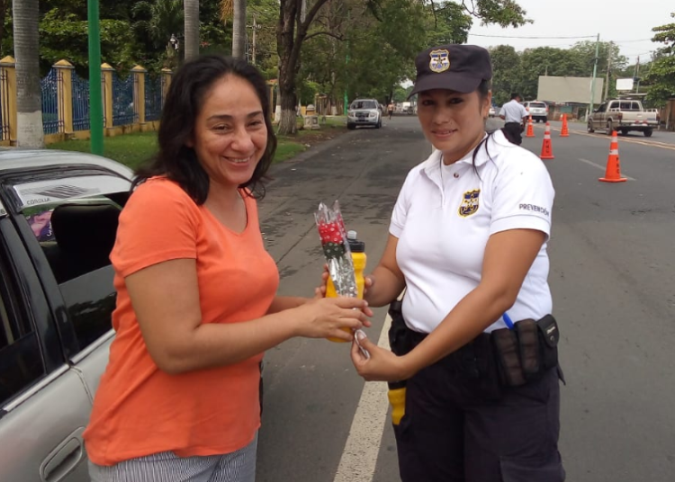 En el Día de la Madre, la PNC sorprendió con rosas a cientos de conductoras