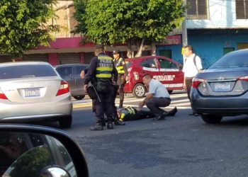 Motorista invade carril contrario y atropella a policía de tránsito en la Juan Pablo II