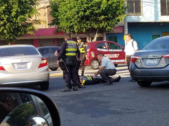 Motorista invade carril contrario y atropella a policía de tránsito en la Juan Pablo II