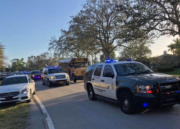 Hombre se le escapa a la policía y luego les llama para reprenderlos porque no pudieron capturarlo