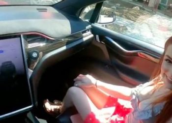 Graban el primer video para adultos en un Tesla autónomo