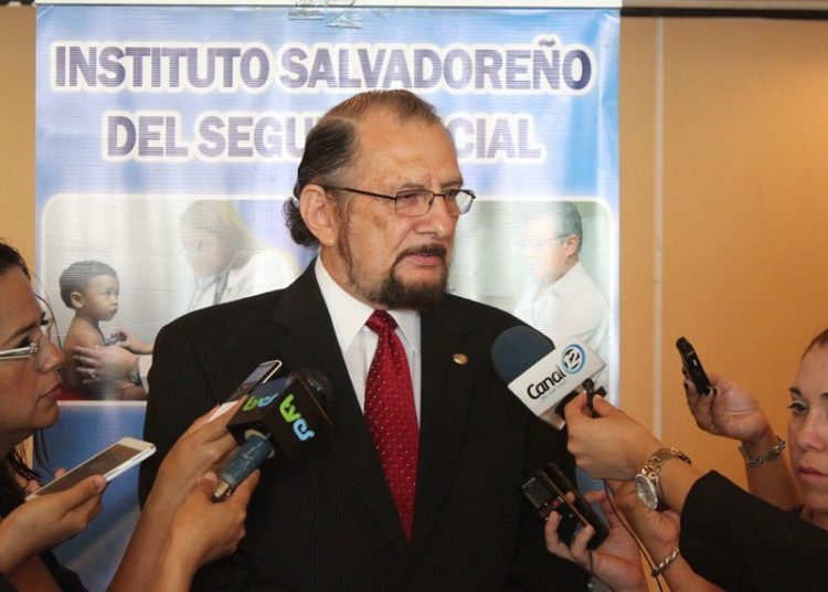 Director del ISSS ve “motivaciones políticas” ante negativa de Hacienda para autorizar contrato colectivo