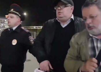 Sobreviviente bloqueó salida a pasajeros para rescatar equipaje de avión incendiado en Rusia