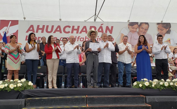 Sánchez Cerén declara a Ahuachapán libre de analfabetismo