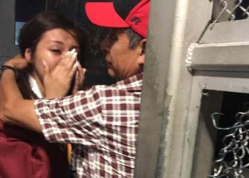 Graduada cruzó la frontera de Estados Unidos vestida con su toga para abrazar a su papá que fue deportado