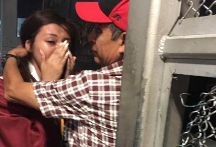 Graduada cruzó la frontera de Estados Unidos vestida con su toga para abrazar a su papá que fue deportado