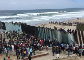 EE.UU. podría deportar a las familias con órdenes de expulsión para «disuadir» a los migrantes