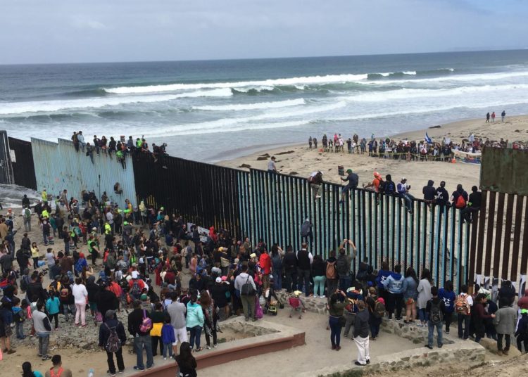 EE.UU. podría deportar a las familias con órdenes de expulsión para «disuadir» a los migrantes