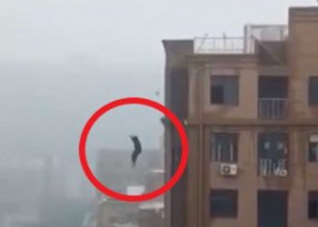 Sujeto cae de un edificio al intentar tomar una “selfie” en la India