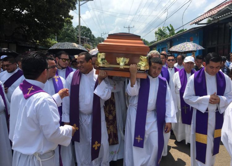 (GALERÍA FOTOGRÁFICA) Sepultan a sacerdote asesinado de un balazo en San José La Majada