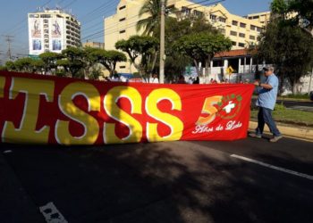 Sindicalistas del ISSS bloquean paso en bulevar de Los Héroes frente al Ministerio de Hacienda