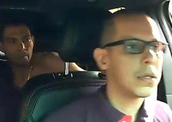 (Video) Pasajero de taxi ataca a conductor por no llevarlo rápido a un hospital