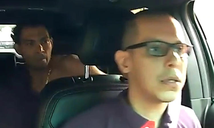 (Video) Pasajero de taxi ataca a conductor por no llevarlo rápido a un hospital