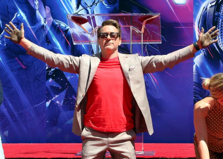 Tony Stark baila la cumbia de los Avengers