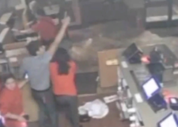 Varias personas que estaban en un restaurantes se salvan de morir a causa de un tornado