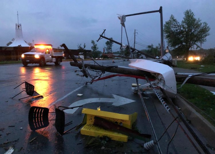 Tornado deja 3 muertos en una ciudad en Missouri