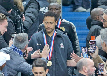 El aficionado agredido por Neymar rompe el silencio y cuenta su versión