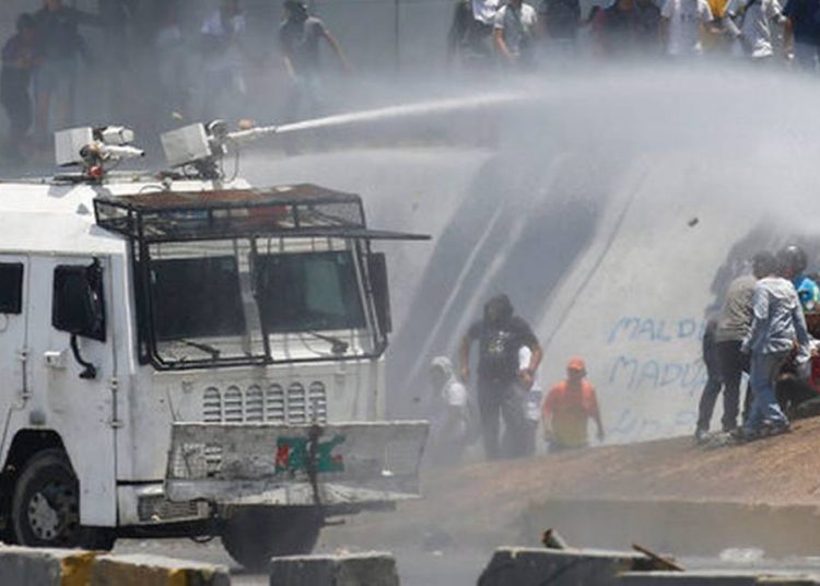Guaidó llama a más protestas hoy miércoles tras alzamiento contra Maduro