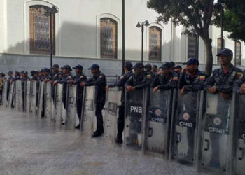 Militares bloquean la entrada de diputados al parlamento venezolano por presunta alerta de bomba