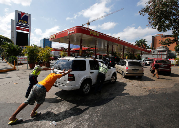 Escasez de gasolina obliga a suspensión de clases y bancos se quedan sin dinero en Venezuela