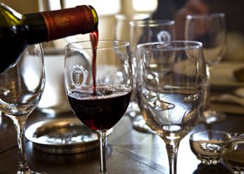 Cliente recibió por error una botella de vino de seis mil dólares