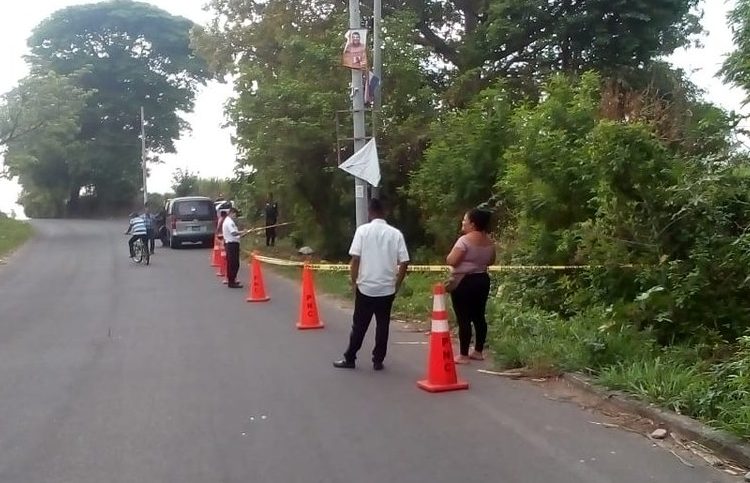 Motociclista muere tras estrellar su moto contra un poste en San Vicente