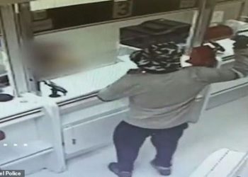 Ladrón logra asaltar dos bancos en Israel amenazando al personal con un aguacate