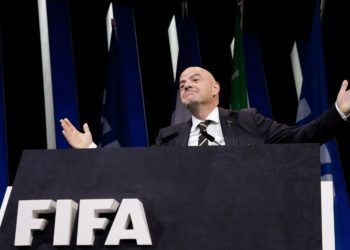 (VIDEO) El presidente de la FIFA realiza uno de los peores tiros de esquina de la historia