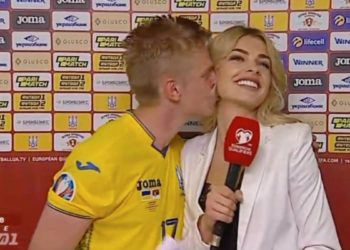 (VIDEO) Un jugador quiso imitar el histórico beso de Iker Casillas pero no salió como esperaba