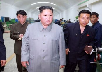 Medios norcoreanos difunden una desconcertante foto de Kim Jong-un riéndose en medio de niñas que lloran
