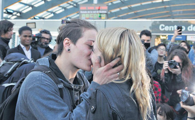 El ‘crimen del beso’: empieza el juicio contra la mujer detenida tras besar a su esposa en Buenos Aires