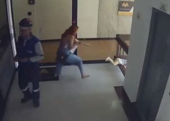 (VIDEO) Mujer salva a su hijo de caer al vacío en el último segundo