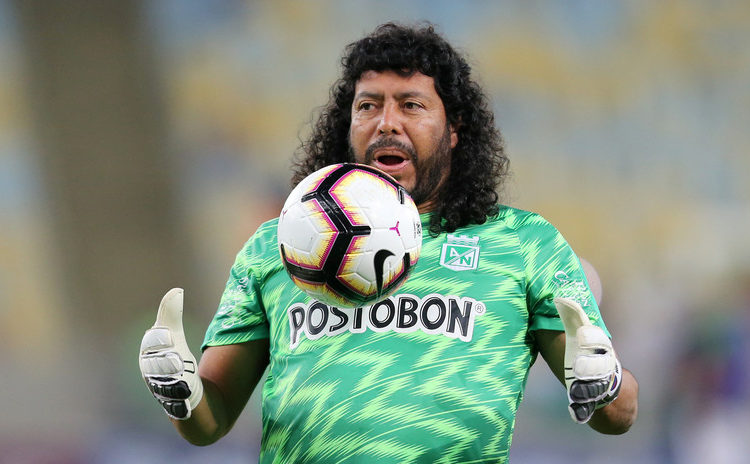Higuita prometió cortarse el pelo si Colombia no ganaba la Copa América y ahora quieren verlo calvo