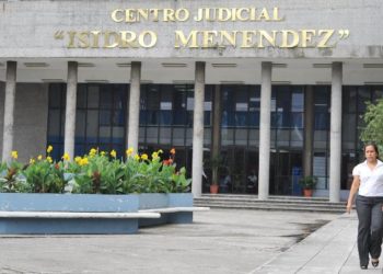 Pareja enfrenta juicio por falsificar documentos para adoptar a bebé costarricense