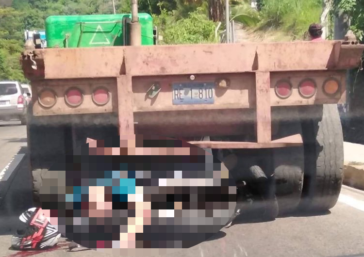 Motociclista muere al chocar con una rastra en la carretera a Comalapa