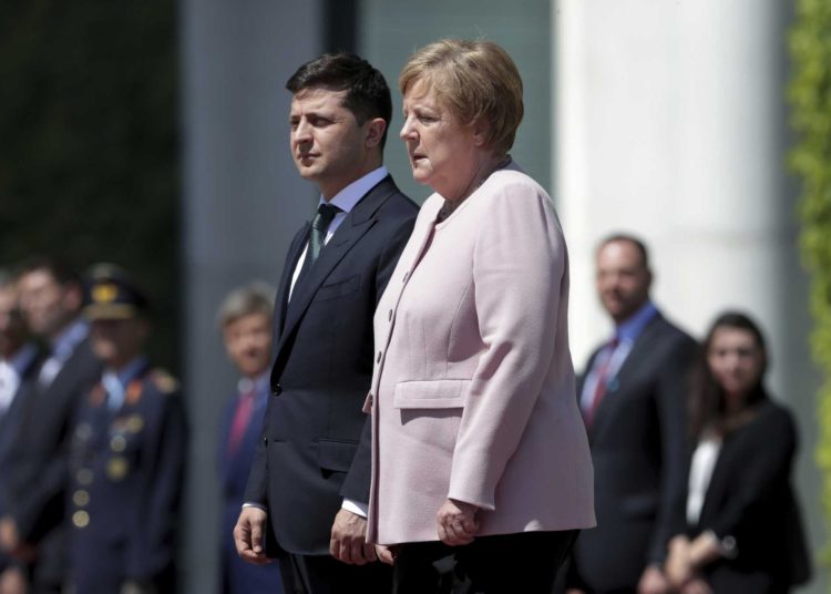 (Video) Angela Merkel sufrió temblores durante un acto oficial