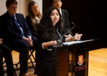 Salvadoreña que fue discriminada se gradúa con los máximos honores en universidad de EE.UU.