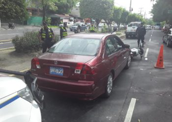 Conductor borracho atropella a policía frente a la UES