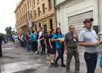 Salvadoreños hacen largas filas para presenciar toma de posesión
