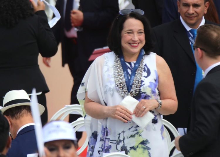 Embajadora de Estado Unidos asegura que se van a fortalecer las relaciones con El Salvador