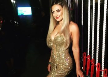 (FOTO) Sin usar sostén, Aracely Arámbula presume su musculatura
