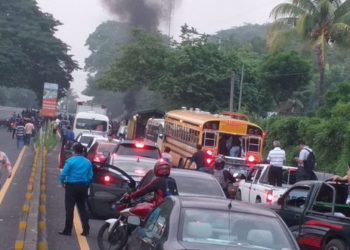 Veteranos de guerra bloquearon carretera a Sonsonate