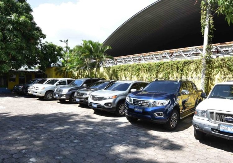 Nuevo titular del MOP encuentra decenas de vehículos sin utilizar