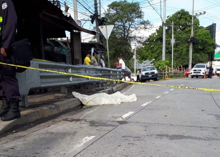 Motorista de la ruta 201-A atropella a dos personas en la carretera Panamericana