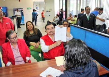 FMLN presenta aviso en FGR contra el presidente Bukele por supuestos delitos de calumnia y difamación