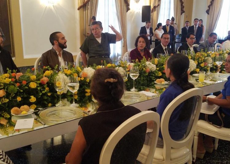 Bukele ofrece mejoras sociales a comunidad el Mozote